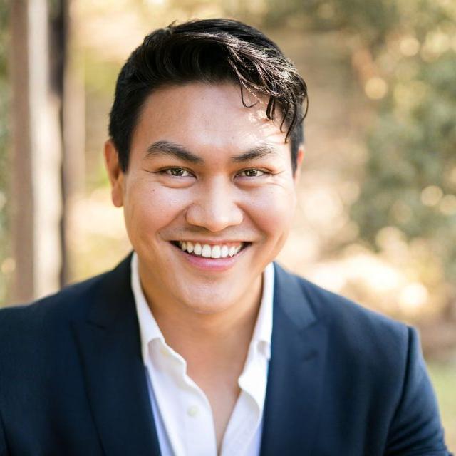 Headshot of Doy Charnsupharindr