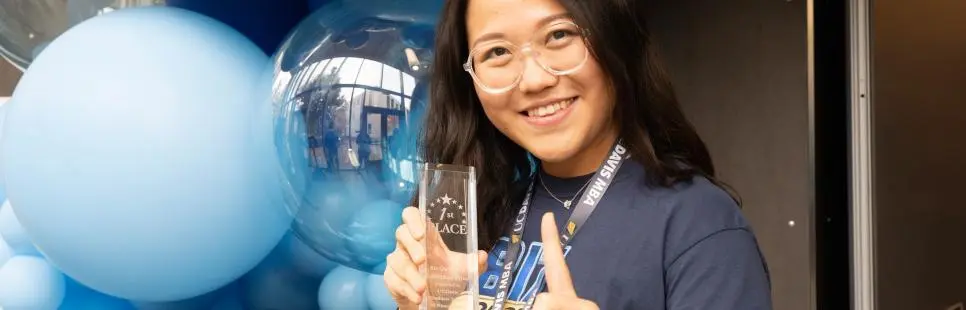 Min Zuh holding up a trophy 