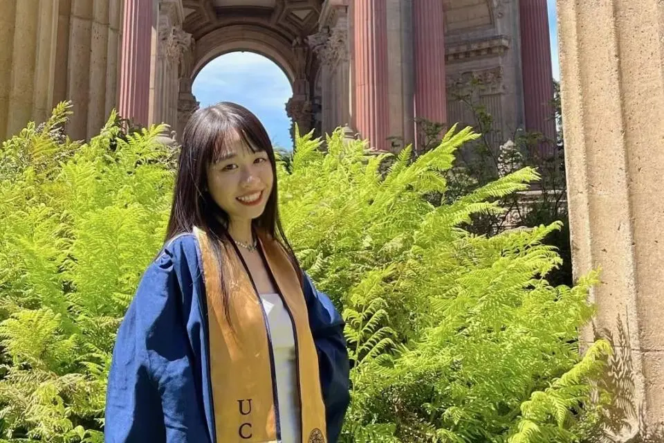 Yuntong “Lili” Xiao MSBA 22 at San Francisco's Palace of Fine Arts