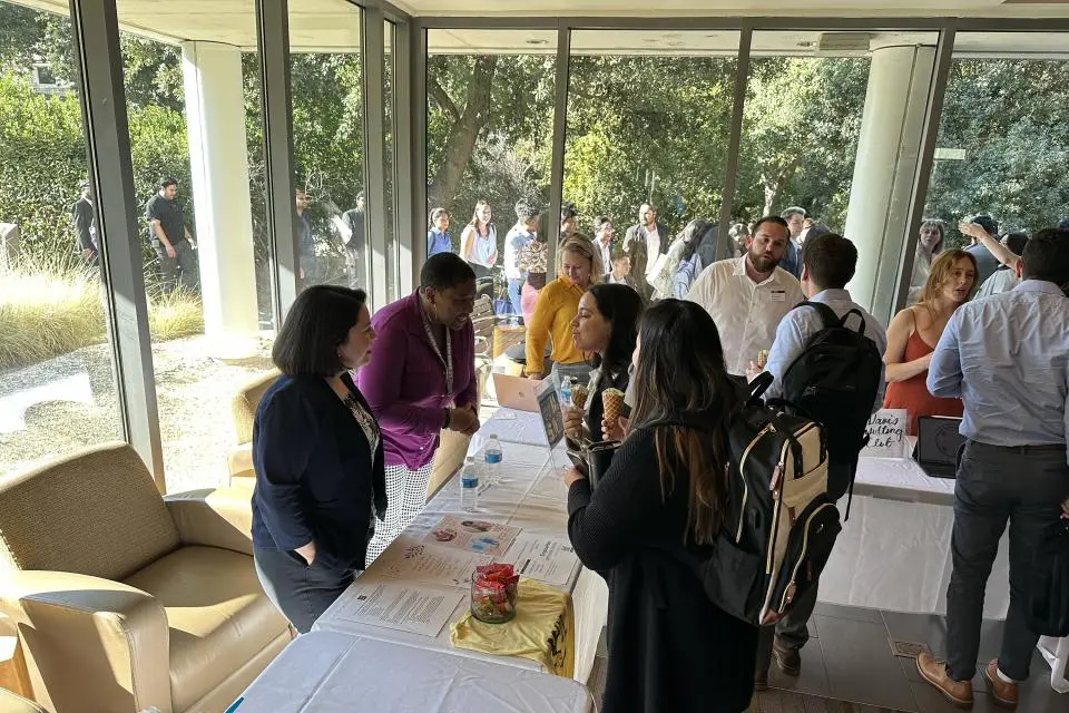 Students at a club booth at Gallagher Hall